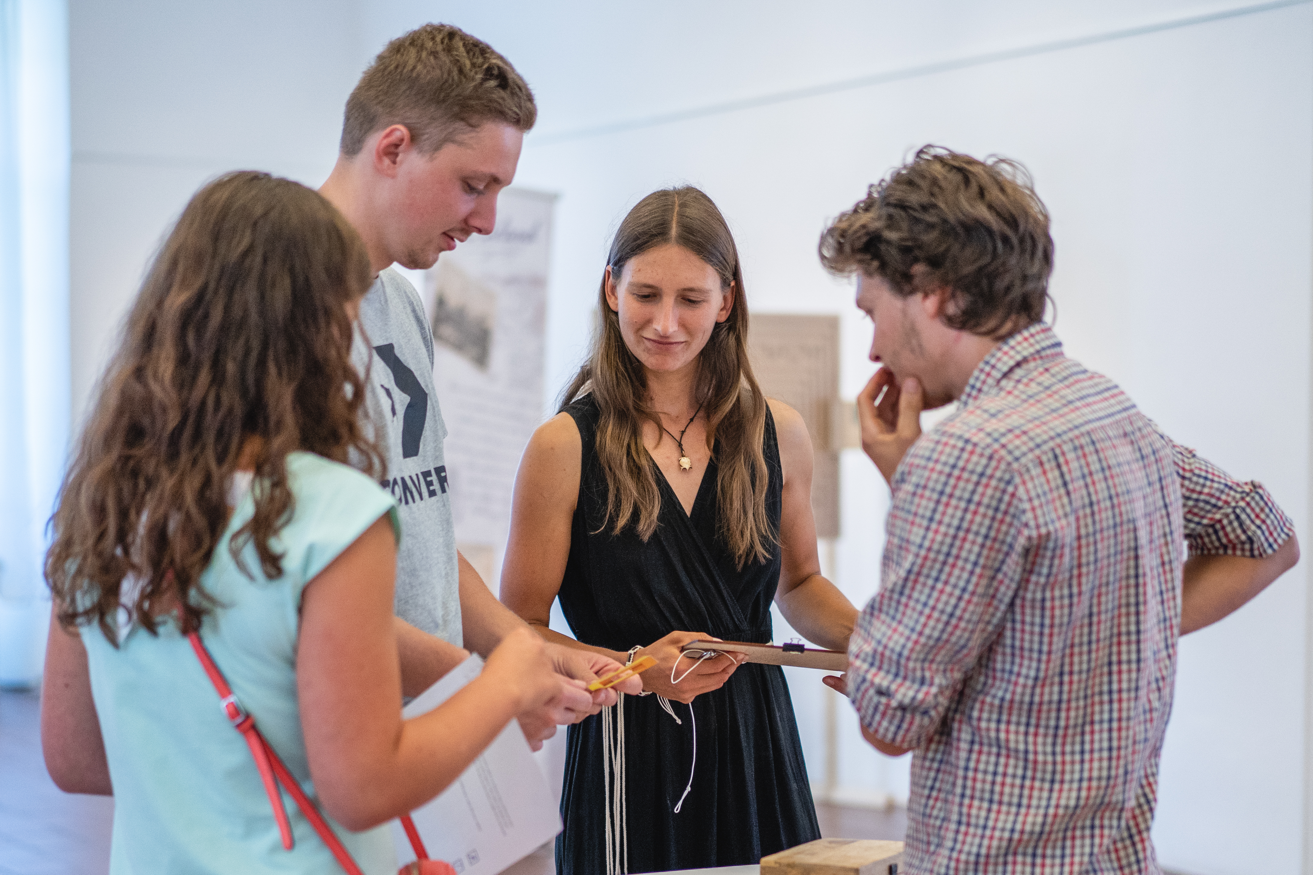 Hráči diskutují nad úkolem