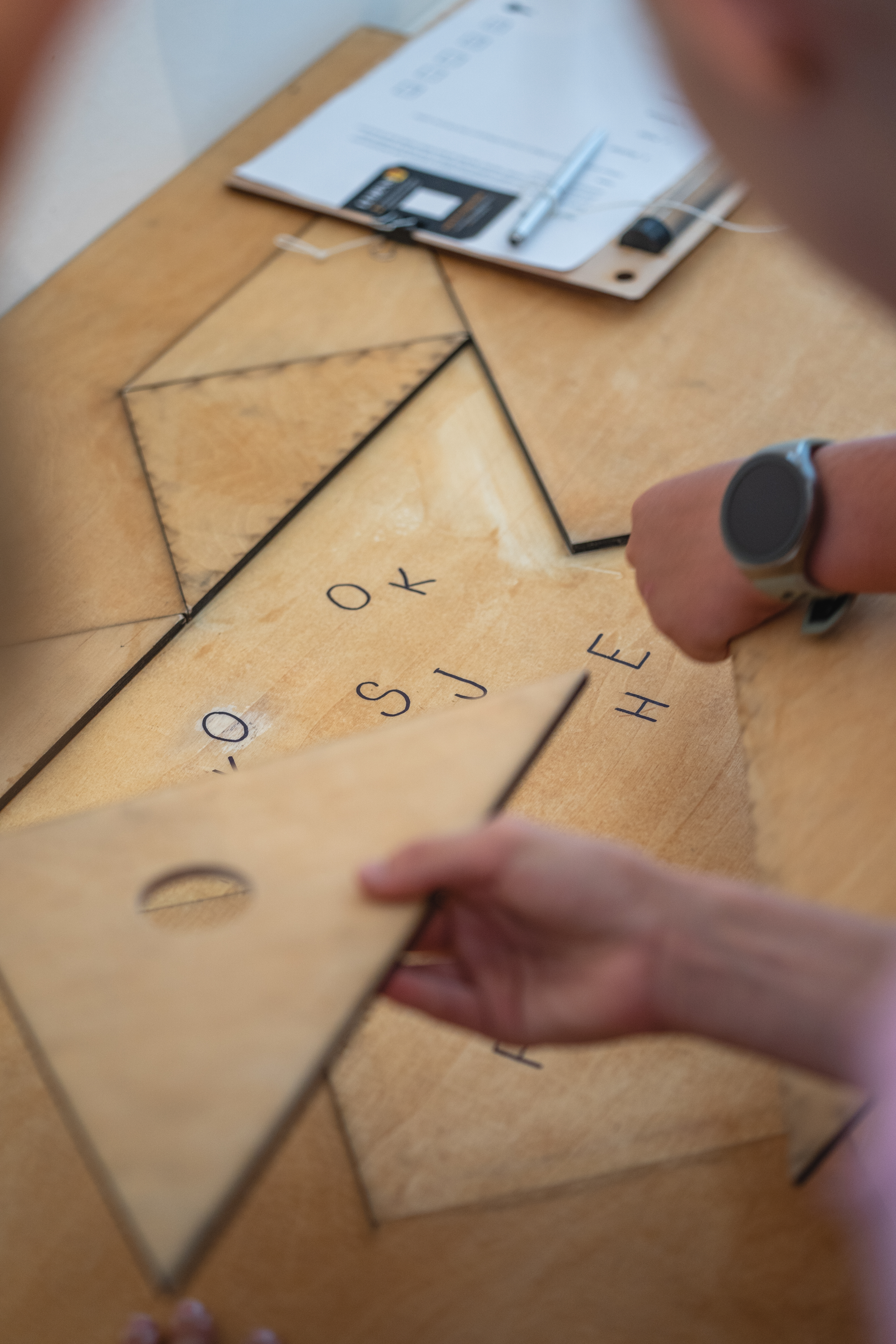 Hráči skládají puzzle